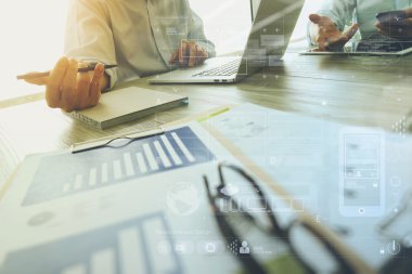 ofis masaları ile akıllı telefon ve dizüstü c üzerindeki iş belgeler