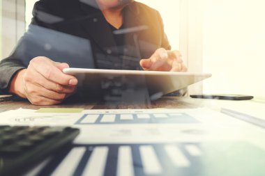 ofis masaları ile dijital tablet bilgisayar üzerindeki iş belgeler 