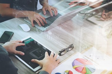 ofis masaları ile akıllı telefon ve dizüstü c üzerindeki iş belgeler