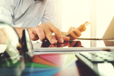 Ofis Masaları dizüstü bilgisayar ve grafiği ile iş belgeleri