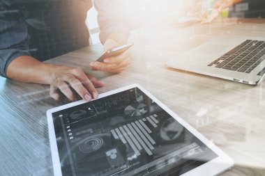 Dijital tablet ve compu çalışan iki arkadaşları web tasarımcı