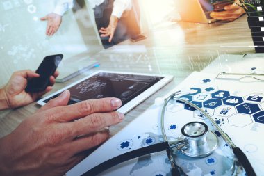 Tıp doktor el modern bilgisayar ve dijital pr ile çalışma