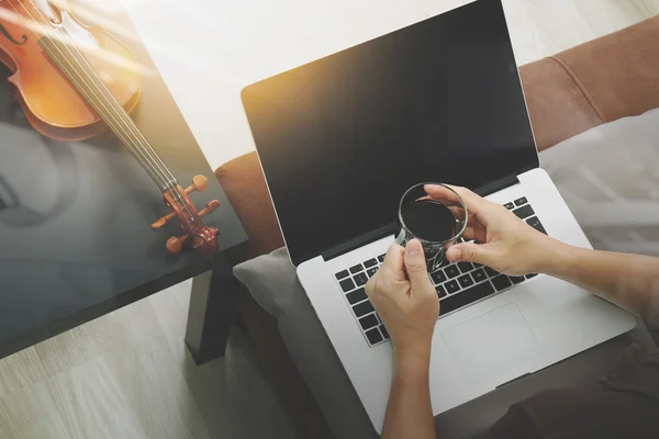 Hipster hand composing music with laptop compter and holding a c — Φωτογραφία Αρχείου