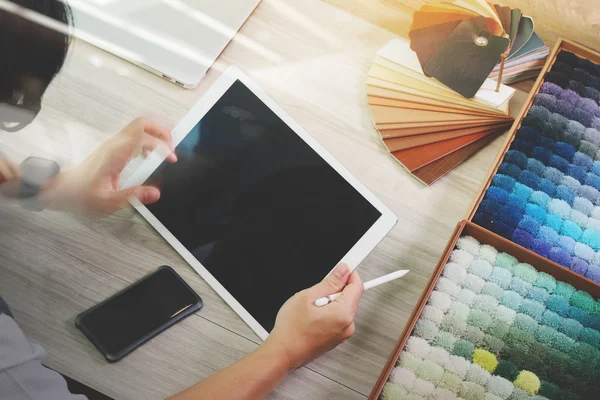 Diseñador de interiores que trabaja con la tableta digital y el nuevo co moderno — Foto de Stock