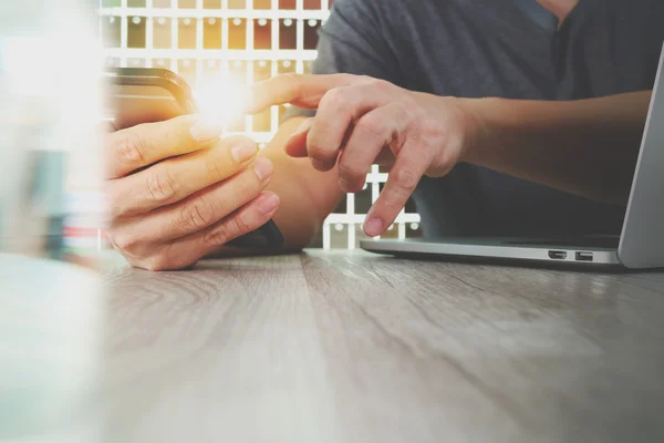 Hipster hands using smart phone and laptop computer on wooden de — Φωτογραφία Αρχείου