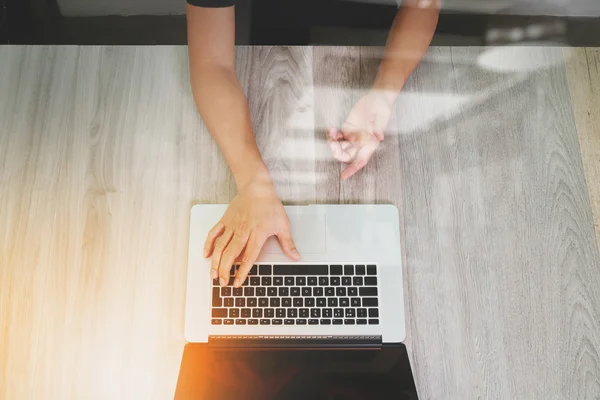 Vista dall'alto di Designer mano che lavora con computer portatile su legno — Foto Stock