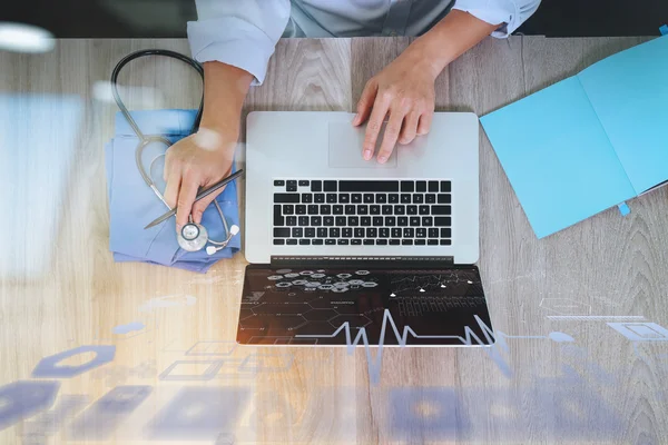 Vista superior de la mano del médico de medicina que trabaja con la computadora moderna y — Foto de Stock