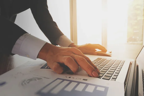 Zakelijke documenten op kantoor tafel met laptopcomputer en grap — Stockfoto