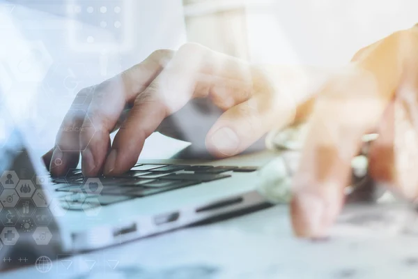 Nahaufnahme der Hand eines Arztes, der mit modernen Computern arbeitet und — Stockfoto