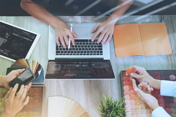 Innenarchitekten diskutieren mit drei Kollegen über Daten — Stockfoto