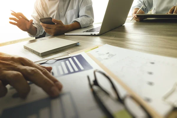 Documentos de negócios na mesa de escritório com telefone inteligente e laptop c — Fotografia de Stock