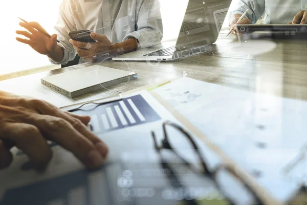 Dokumen bisnis di meja kantor dengan telepon pintar dan laptop c — Stok Foto