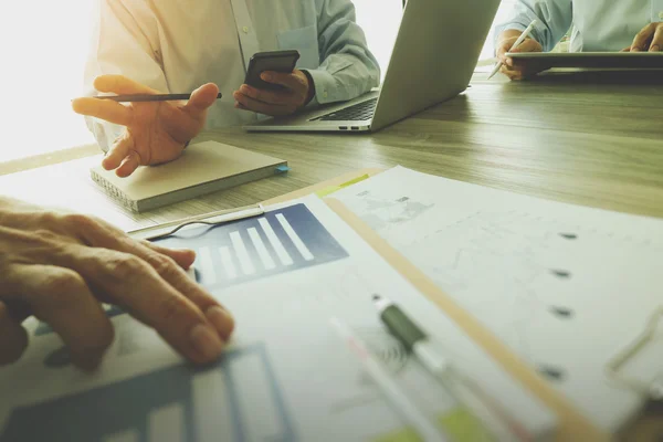 Geschäftsunterlagen auf Bürotisch mit Smartphone und Laptop — Stockfoto