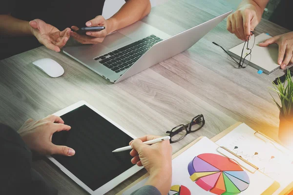 Documentos comerciales en la mesa de oficina con teléfono inteligente y computadora portátil c — Foto de Stock