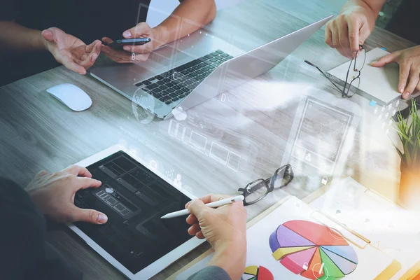 Geschäftsunterlagen auf Bürotisch mit Smartphone und Laptop — Stockfoto