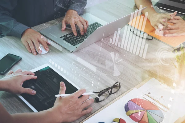 Documentos de negócios na mesa de escritório com telefone inteligente e laptop c — Fotografia de Stock