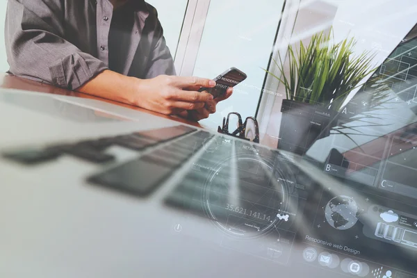 Empresario mano utilizando el teléfono móvil con efecto de capa digital como —  Fotos de Stock