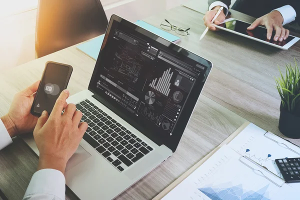 Zakelijke documenten op kantoor tafel met slimme telefoon en laptop c — Stockfoto