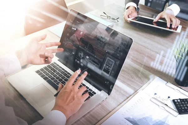 Documentos de negócios na mesa de escritório com telefone inteligente e laptop c — Fotografia de Stock