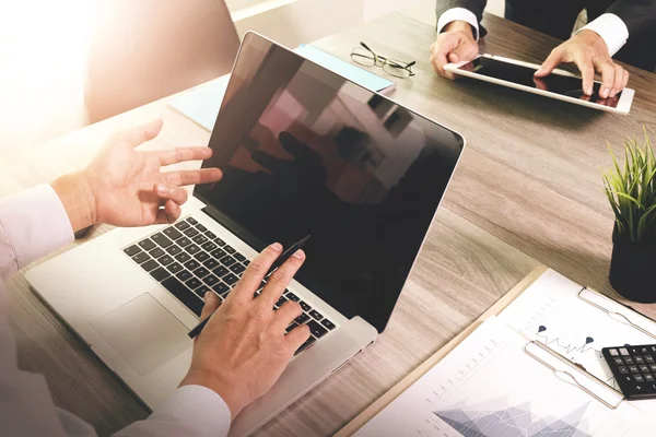 Documentos de negócios na mesa de escritório com telefone inteligente e sc em branco — Fotografia de Stock