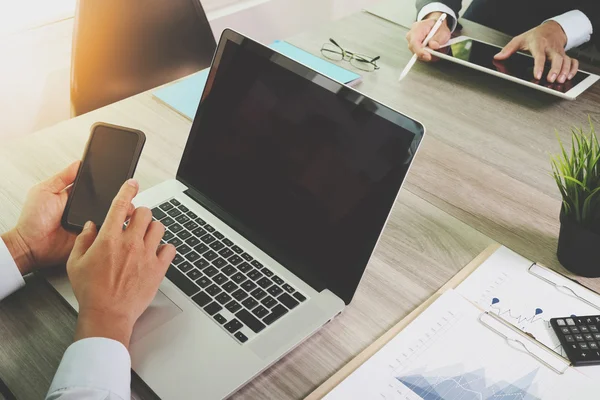 Documentos comerciales en la mesa de la oficina con teléfono inteligente y sc en blanco —  Fotos de Stock