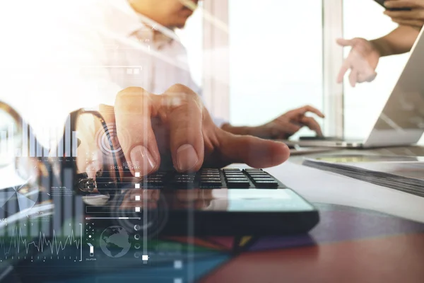 Geschäftsunterlagen auf Bürotisch mit Smartphone und Laptop — Stockfoto