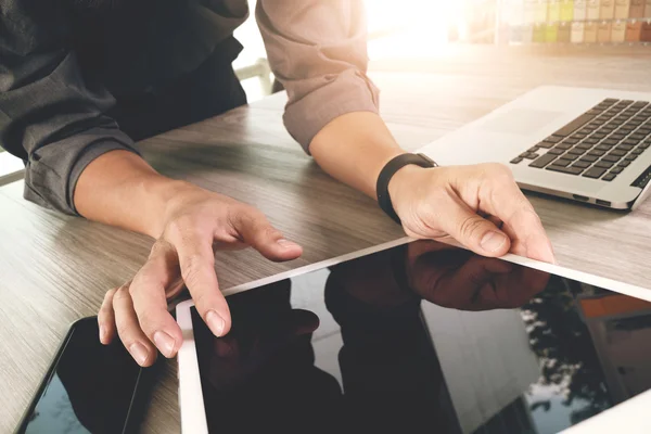 Diseñador de sitios web en blanco de trabajo tableta digital y computar — Foto de Stock