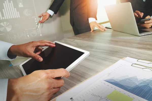 Geschäftsunterlagen auf Bürotisch mit Smartphone und Laptop — Stockfoto