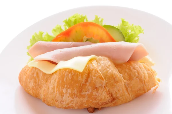 Croissant med skinka och ost — Stockfoto