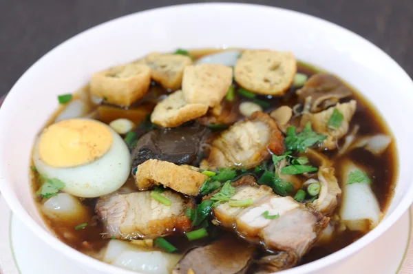 Soupe Porc Croustillante Avec Nouilles Isolées Menu Chinois Kuay Jap — Photo