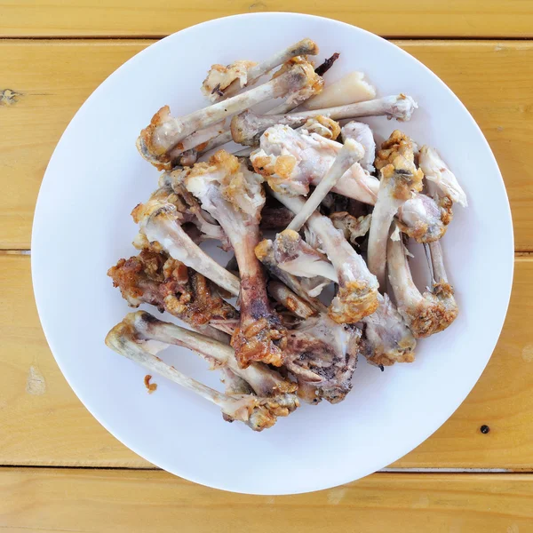 Kurczaka kości w biały talerz — Zdjęcie stockowe