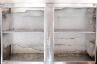 2 kapı. Büyük buzdolabı çözülüyor.