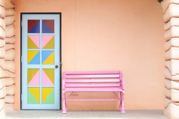 Single Pink Bench Next Colorful Door — Stock Photo, Image