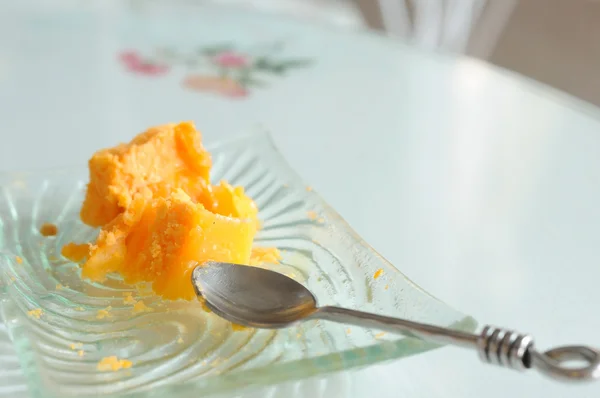 Stuk van cake kruimels oranje — Stockfoto
