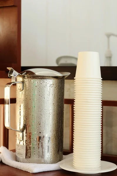 Caraffa Inox Acqua Fredda Con Pila Bicchieri Carta — Foto Stock