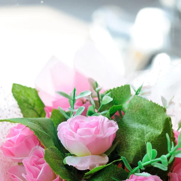 Konstgjorda rosa rosor bukett — Stockfoto