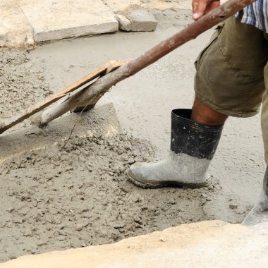 İşçi dökme çimento ve yükseltme geçit sırasında ayarlamak