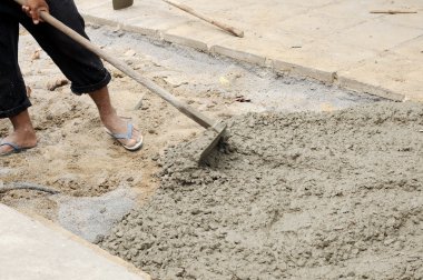 İşçi dökme çimento ve yükseltme geçit sırasında ayarlamak