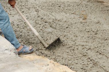 İşçi dökme çimento ve yükseltme geçit sırasında ayarlamak