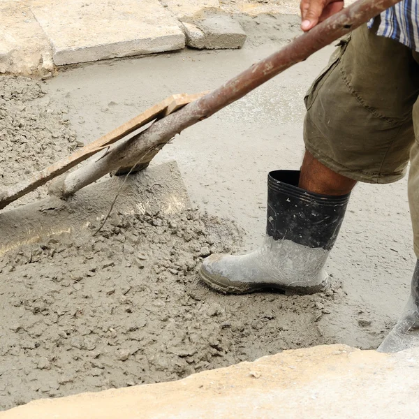 Arbeiter Gießen Zement Und Passen Sich Beim Ausbau Des Gehwegs — Stockfoto