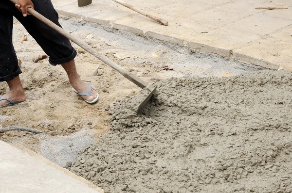 工人浇注水泥和调整在升级走道 — 图库照片