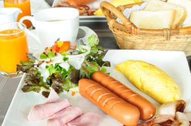 Tam Amerikan kahvaltısı, ABF yemeği.