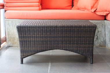 Kahverengi kahve masası, kanepe tarzı.