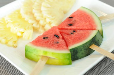 Karpuzlu ananas dilimleri.