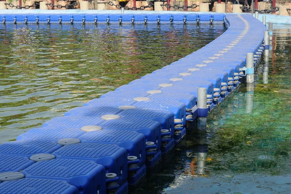 歩道のための湖で多くの青いフロートブイの手配 — ストック写真