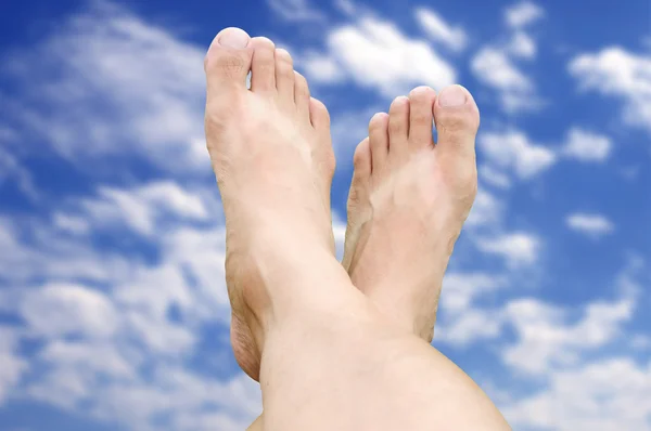 Homem Pernas Relaxamento Com Céu Azul — Fotografia de Stock