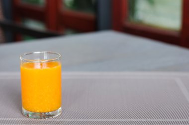 Küçük tek bardak portakal suyu örtüleri