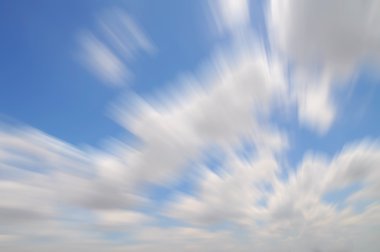 Açık bulutlarla mavi gökyüzü, hareket