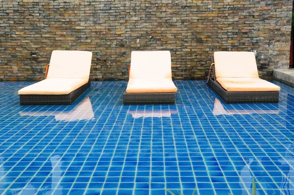 Resort Und Schwimmbad Umgebung Entspannung lizenzfreie Stockfotos