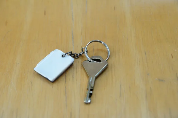 Jeden Klíč Bílým Klíčem Lehké Dřevěné Desce — Stock fotografie